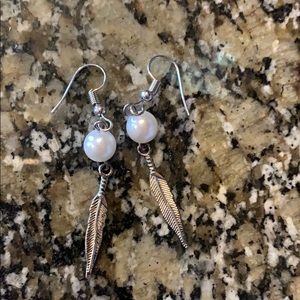 Pearl earrings with feather